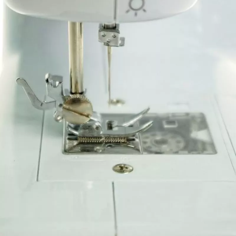 Mechanische Nähmaschine Lucznik Lena 2019 — einfaches mechanisches Modell, 16 Programme, 24 W, Freiarm, 4-Schritt-Knopfloch