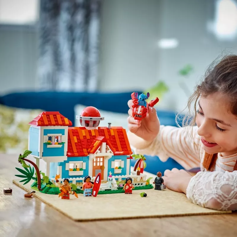 LEGO Disney Set 43268 Strandhaus – modulares Haus zum Bauen, 834 Teile, 5 Minifiguren, Alter 9+