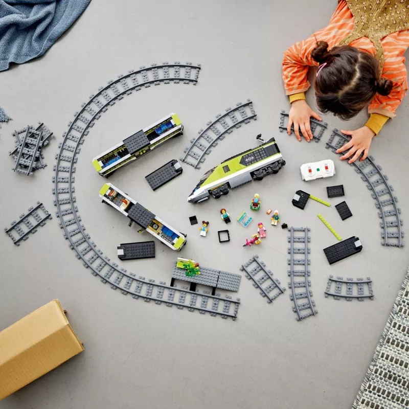 LEGO 60337 City Express Personenzug Set ferngesteuertes Spielzeug Geschenk für Kinder Jungen und Mädchen mit funktionierenden Scheinwerfern 2 Waggons und 24 Schienenteilen