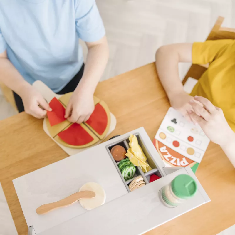 Spielküchenzubehör Spin Master Melissa & Doug Top & Bake Pizza Counter, Spiel-Pizza-Set zum Nachspielen