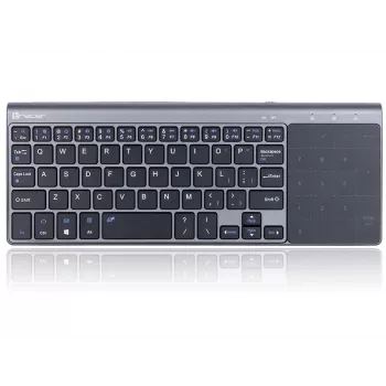 Tracer EXpert RF ist eine ergonomische Full-Size-Funktastatur mit QWERTY-Layout, Membran-Tastenschaltern und einem schlanken schwarz-grauen Design. Konzipiert für den Einsatz zu Hause und im Büro, kombiniert sie ein integriertes Touchpad und Multimedia-Tasten mit einer 2,4-GHz-Funkverbindung, um eine kompakte Eingabelösung für Fernseher, Konsolen, Notebooks und klassische PCs zu bieten.