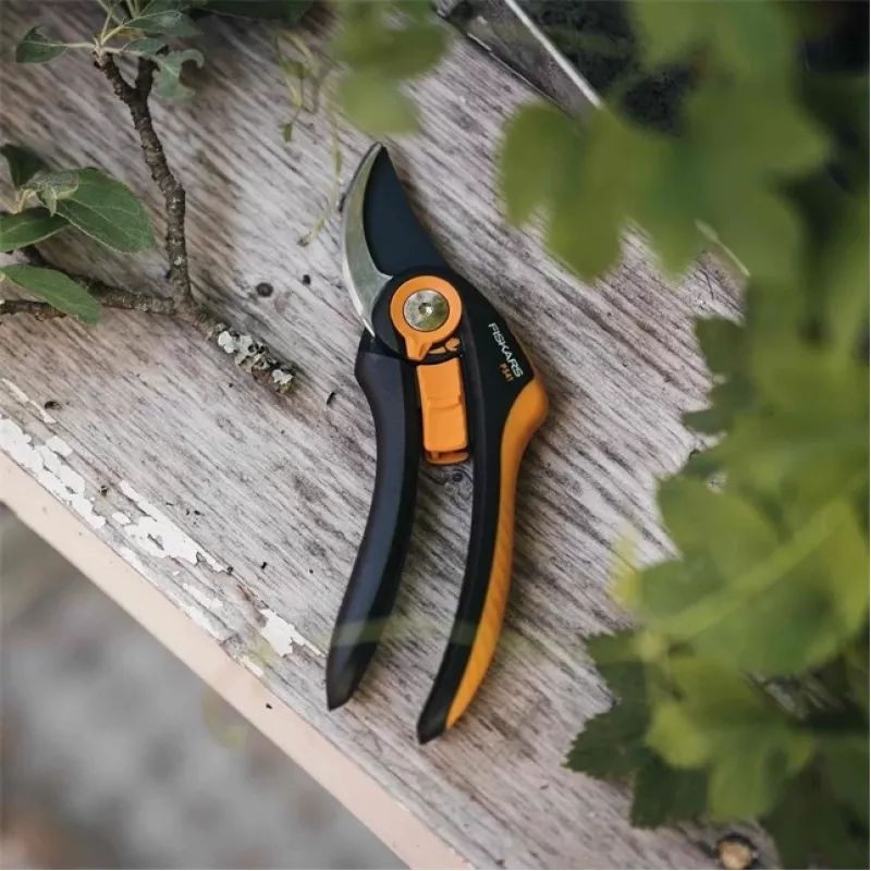Fiskars Plus SmartFit P541 Garten-Bypass-Schere Schwarz, Orange