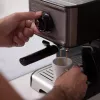 Espressomaschine Schwarz & Decker BXCO1200E — 1200 W, 15 bar, 1,2 L Wassertank, 2 Tassen, integrierter Milchaufschäumer, für die Arbeitsplatte, silber