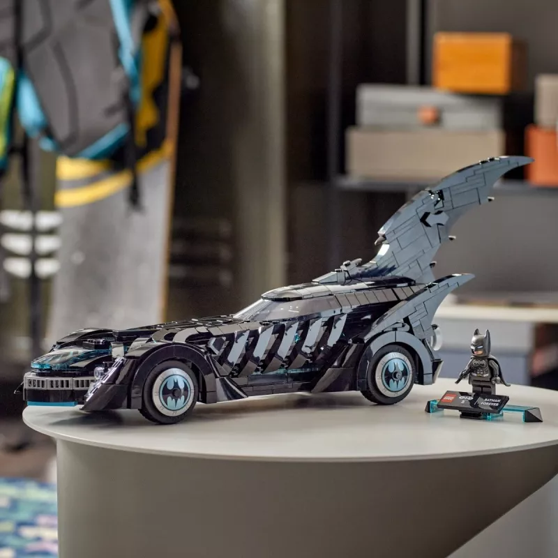 LEGO Konstruktionsset DC Super Heroes Batman Forever Batmobil 76304 — 909 Teile, 1 Minifigur, empfohlenes Alter 12+