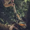 Astschere Fiskars UPX82 Amboss — Hand-Astschere für holzige Stämme, schwarz/blau/grau