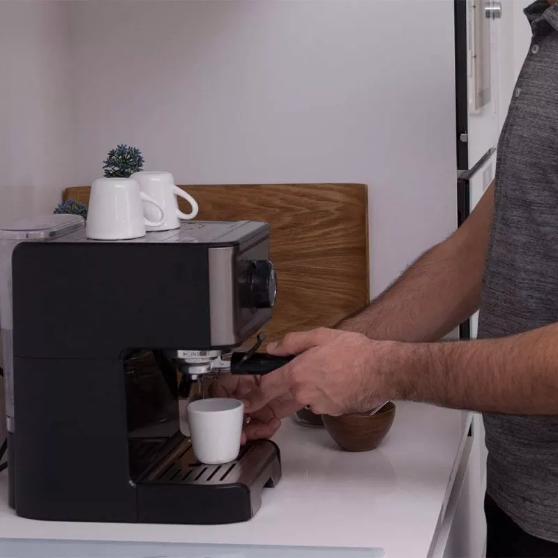 Espressomaschine Schwarz & Decker BXCO1200E — 1200 W, 15 bar, 1,2 L Wassertank, 2 Tassen, integrierter Milchaufschäumer, für die Arbeitsplatte, silber