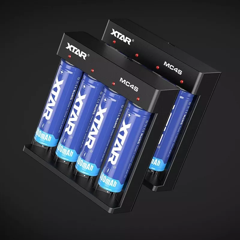 XTAR MC4S 4‑Slot-Desktop-Ladegerät für zylindrische Li‑Ion 18650 und NiMH (A/AA/AAA/AAAA/C/D), 1 A Ausgang, 5 V Eingang, Schwarz