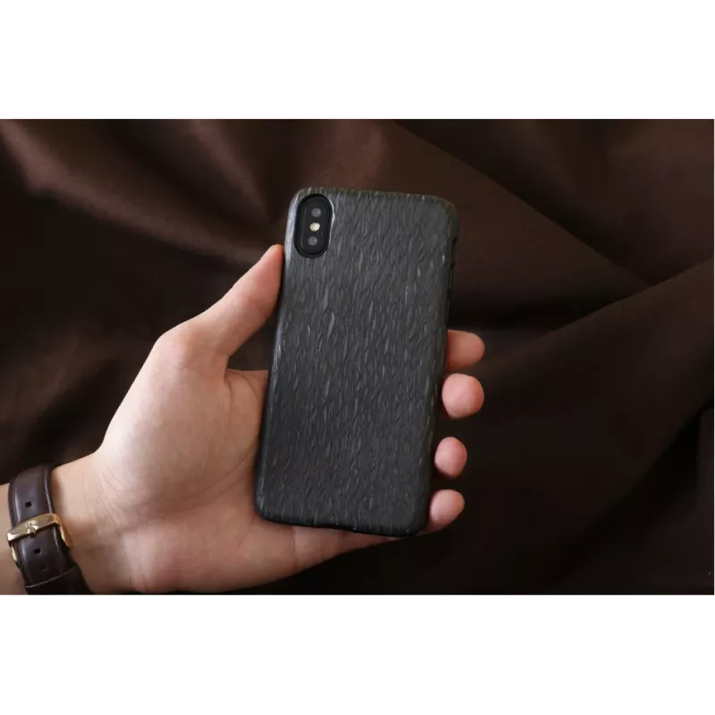 Handyhülle man and wood für iPhone X/XS — schwarze Carbalho-Hülle