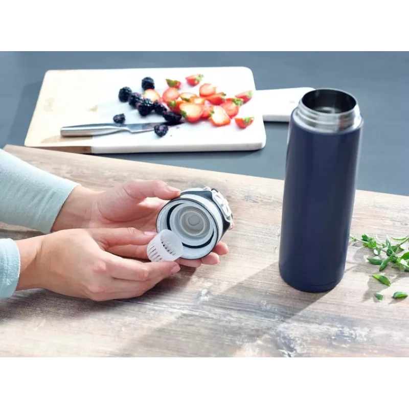 Reisebecher Leifheit 03275 600 ml Edelstahl, doppelwandig, auslaufsicher, Klappdeckel, Griff, schwarz/blau