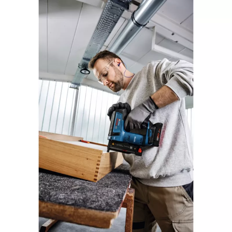 Battery-Holznagler GNH 18V-35 Professional solo, 18Volt (Blau/Schwarz, ohne Akku und Ladegerät, in L-BOXX)