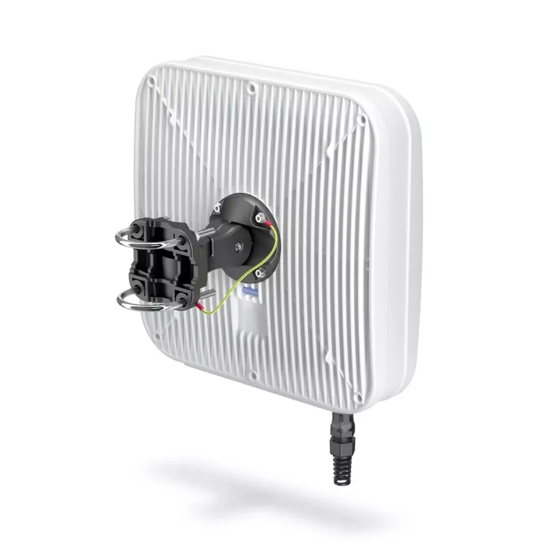 Richtantenne QuWireless AXRL — 7 dBi, 0,694–0,96 / 1,7–2,2 / 2,2–2,7 GHz, PoE/LAN, Dual-Polarisation