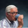 Becher mit Ausschnitt