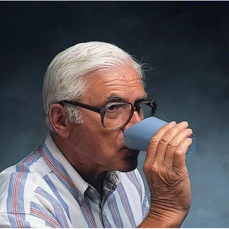Becher mit Ausschnitt