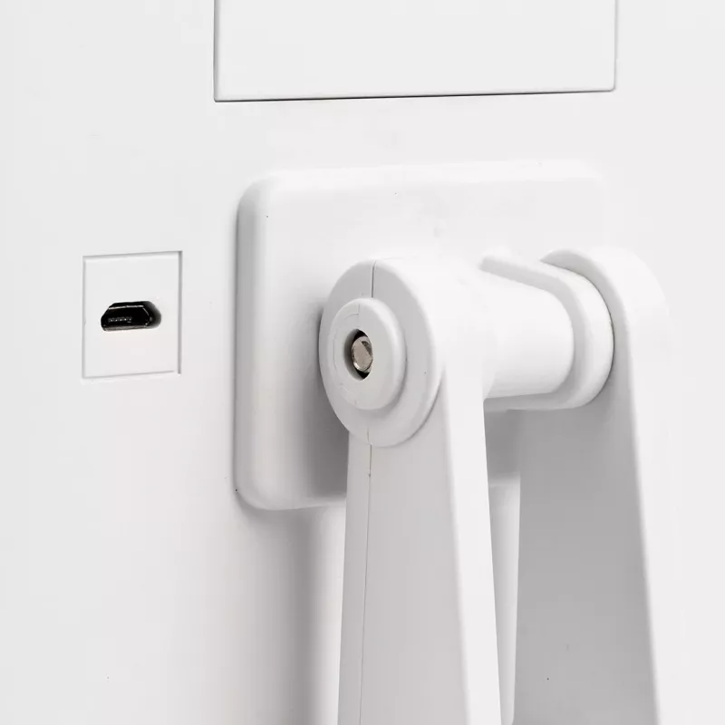 Freistehender Kosmetikspiegel Girmi BE04 – rechteckig mit 1-facher Vergrößerung, weiße LED, USB/4×AA, 180°-Drehung