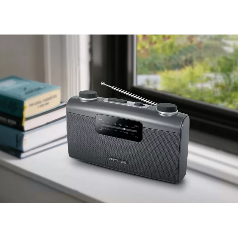 Tragbares Radio Muse M-058 R — AM/FM, Drehregler-Lautstärkeregelung, Batterie- oder Netzbetrieb (230V, 50Hz), Schwarz/Grau