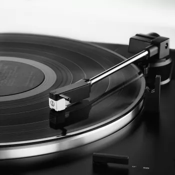 Audio Technica Unisex AT-LP60XUSB Vollautomatischer Riemenantrieb-Plattenspieler Analog & USB in Schwarz