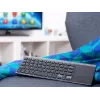 Tracer EXpert RF ist eine ergonomische Full-Size-Funktastatur mit QWERTY-Layout, Membran-Tastenschaltern und einem schlanken schwarz-grauen Design. Konzipiert für den Einsatz zu Hause und im Büro, kombiniert sie ein integriertes Touchpad und Multimedia-Tasten mit einer 2,4-GHz-Funkverbindung, um eine kompakte Eingabelösung für Fernseher, Konsolen, Notebooks und klassische PCs zu bieten.