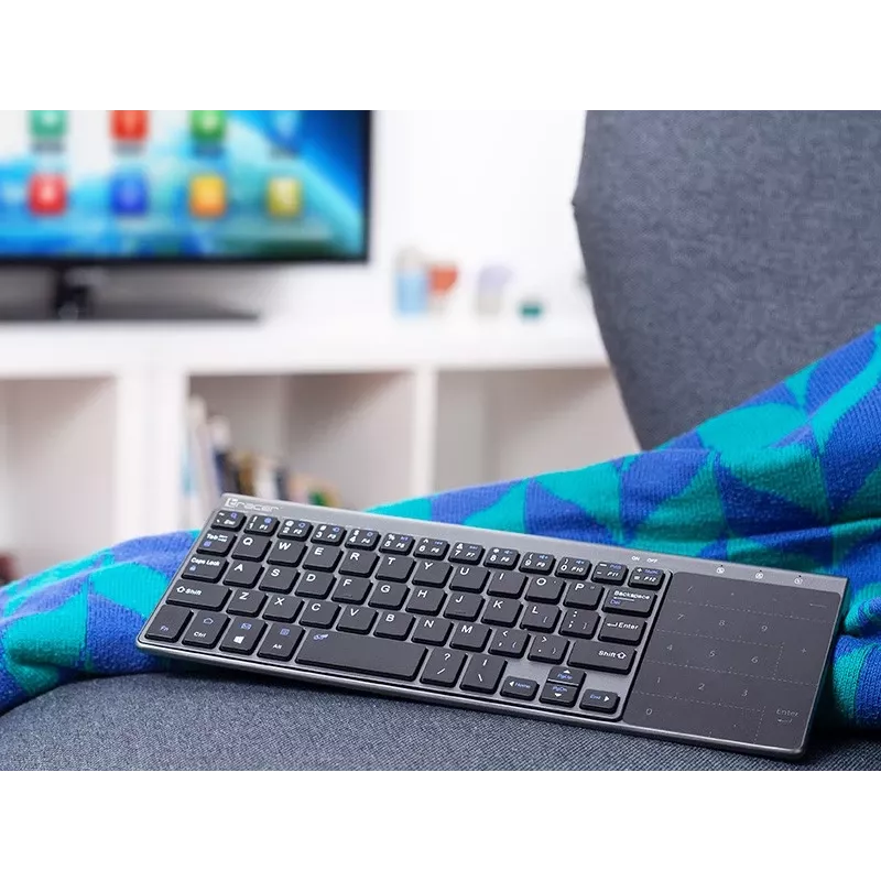 Tracer EXpert RF ist eine ergonomische Full-Size-Funktastatur mit QWERTY-Layout, Membran-Tastenschaltern und einem schlanken schwarz-grauen Design. Konzipiert für den Einsatz zu Hause und im Büro, kombiniert sie ein integriertes Touchpad und Multimedia-Tasten mit einer 2,4-GHz-Funkverbindung, um eine kompakte Eingabelösung für Fernseher, Konsolen, Notebooks und klassische PCs zu bieten.