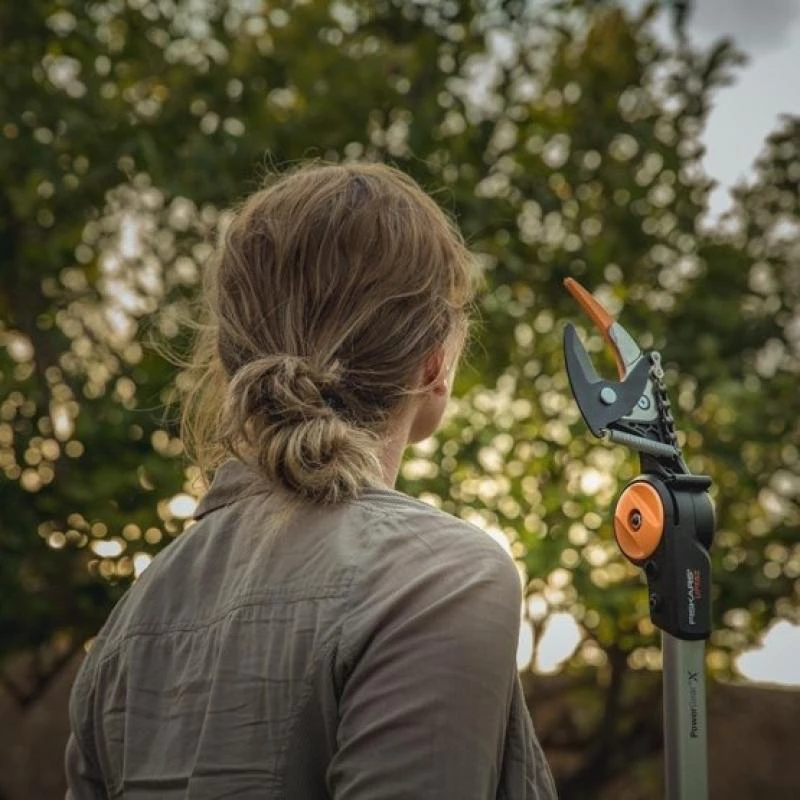 Astschere Fiskars UPX82 Amboss — Hand-Astschere für holzige Stämme, schwarz/blau/grau