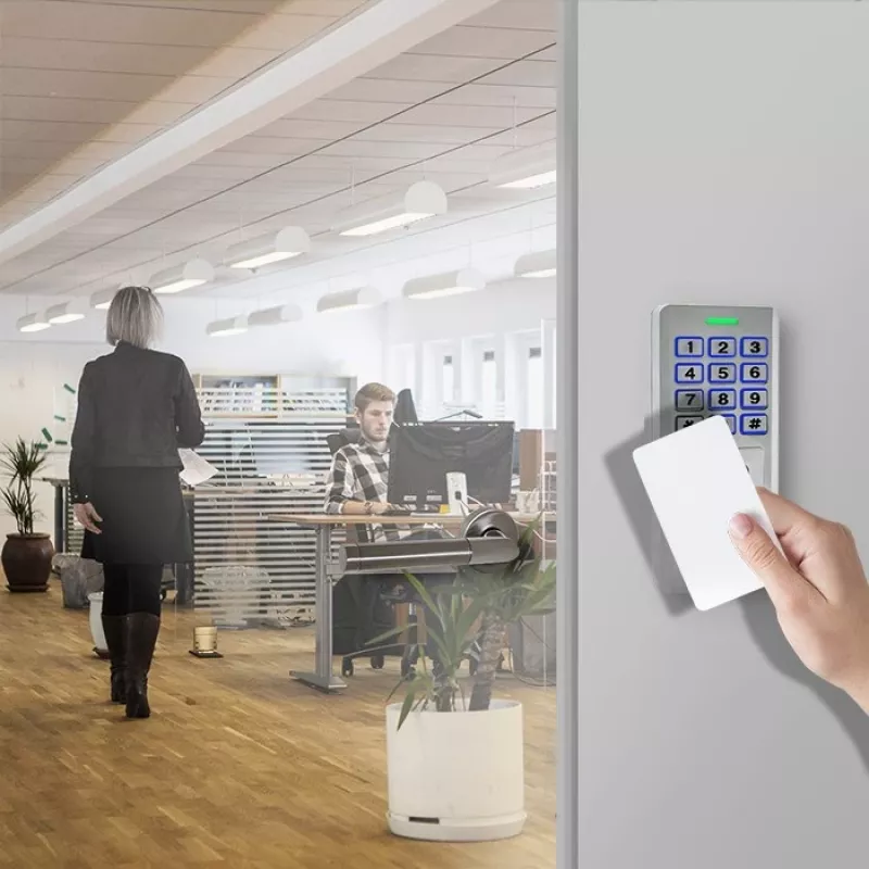 Fingerprint- und RFID-Codeschloss QOLTEC 52447 mit IP68-Schutz