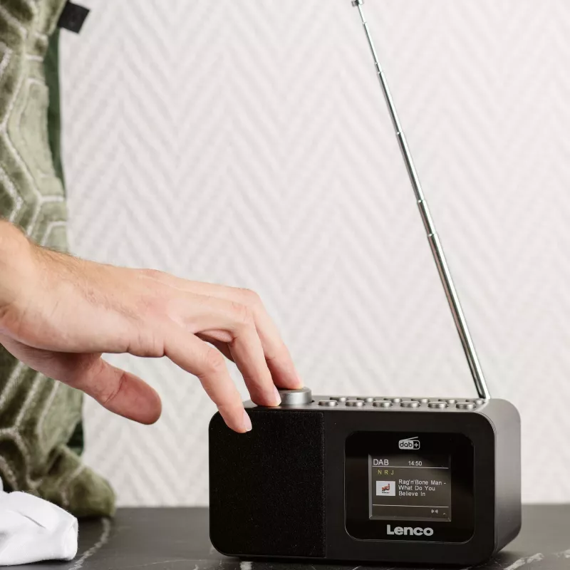 Tischradio Lenco CR-625BK — UKW/MW-Empfänger mit Bluetooth, schwarz