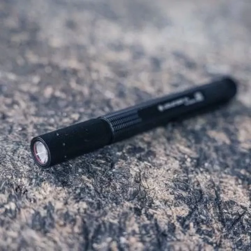 Stiftlampe Ledlenser P4 Schwarz — kompakte LED-Stiftlampe, 180 lm, 90 m Reichweite, AAA x2, IP54