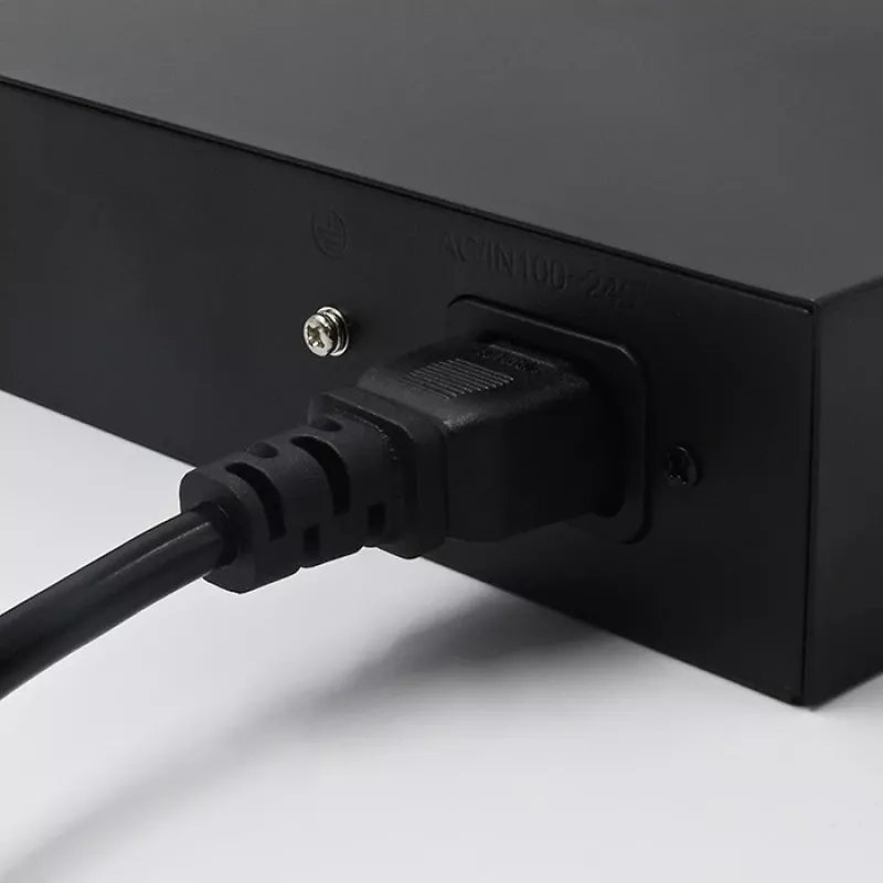 Netzwerk-Switch QOLTEC FAST Ethernet PoE 8xRJ45 mit 2xRJ45 Uplink