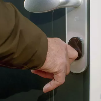 Elektronisches Türschloss Shelly LOQED – Smart Lock, schwarze Ausführung