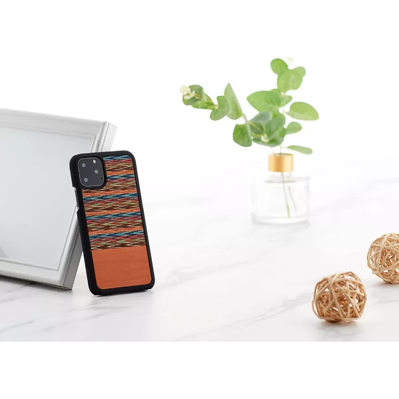 Smartphone-Hülle man and wood für iPhone 11 Pro – braunes Karomuster mit schwarzem Rand