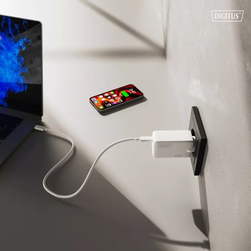 Wandladegerät DIGITUS DA-10303 67W GaN, 2× USB-C + 1× USB-A, 100–240V, weiß