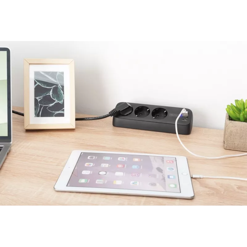 Mehrfachsteckdose DIGITUS 3-fach mit 2×USB-A & 1×USB-C, 3 AC-Steckdosen Typ E/F, 1,5 m Kabel, schwarz