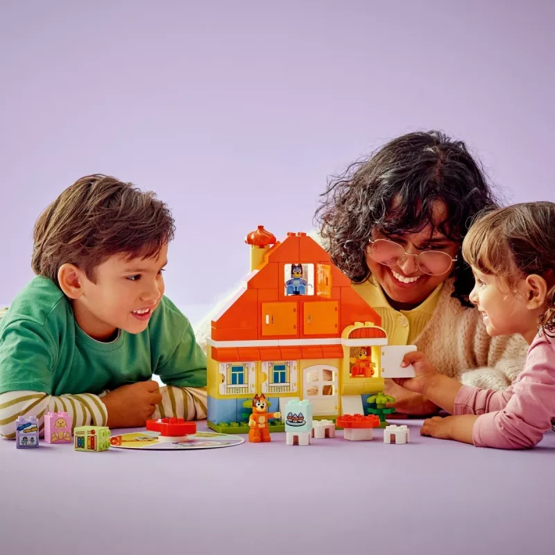 Bauspielzeug LEGO Bluey Familienhaus mit Gedächtnisspiel 10459 — 83 Teile, 3 Minifiguren, Alter 3+