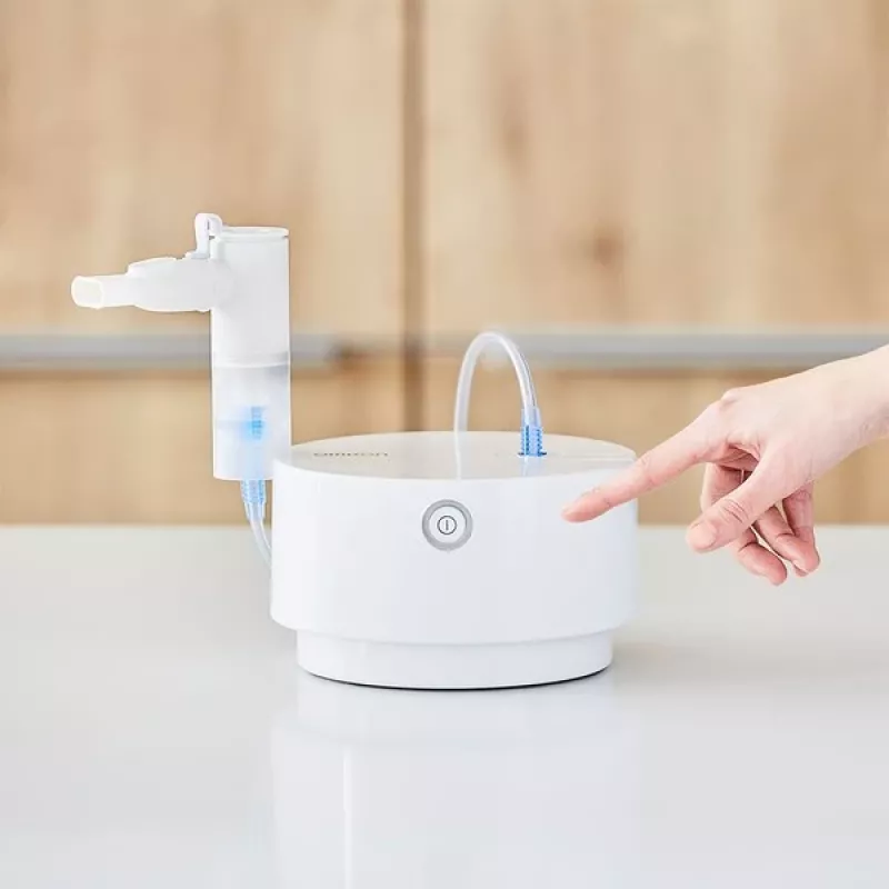 Tischvernebler Omron C28P mit 10 ml/min Kapazität, 2,65 µm Partikelgröße, weiß, Maße 265×195×143 mm