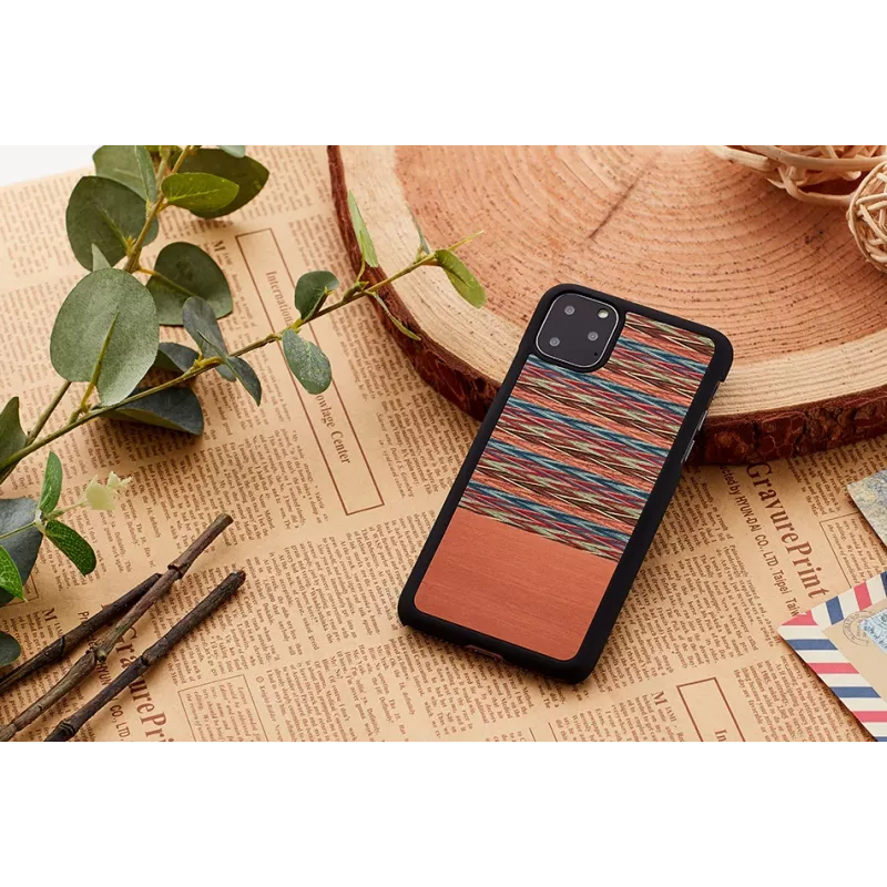 Smartphone-Hülle man and wood für iPhone 11 Pro – braunes Karomuster mit schwarzem Rand