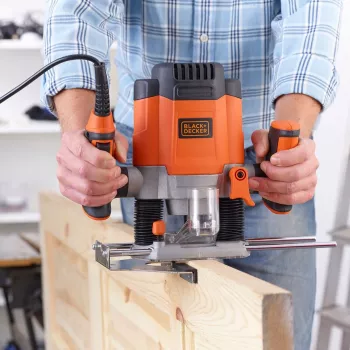 Router/Trimmer Schwarz & Decker KW1200EKA-QS — kompakte Oberfräse mit einstellbaren Tiefeneinstellungen, ergonomisches Design
