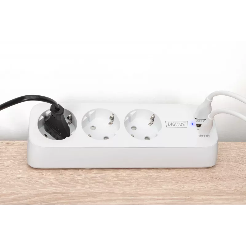 Mehrfachsteckdose DIGITUS 3-fach mit 2×USB-A und 1×USB-C, 3 AC-Steckdosen Typ E/F, 1,5 m Kabel, weiß