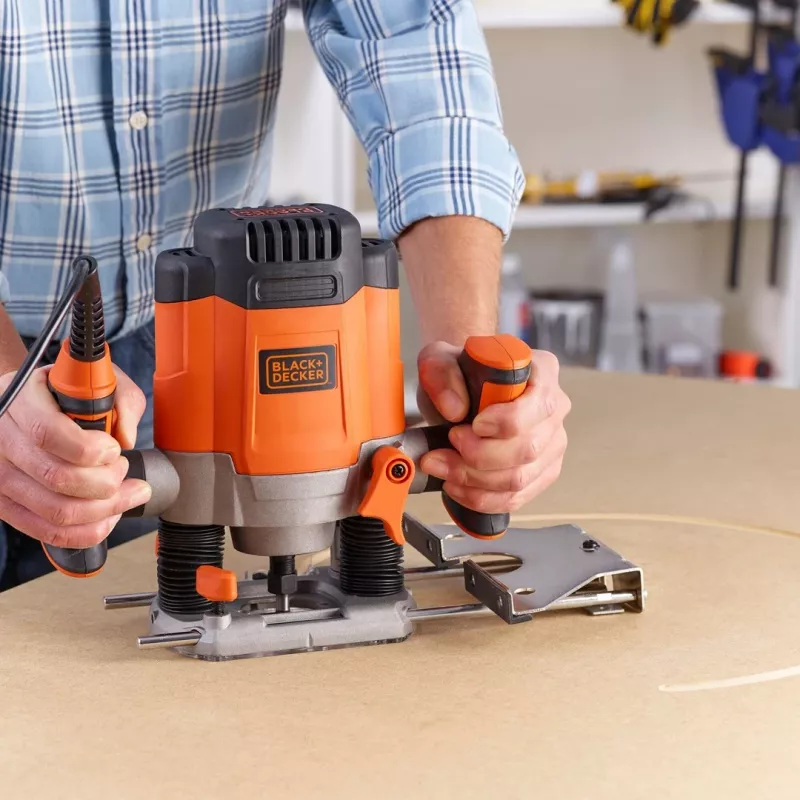 Router/Trimmer Schwarz & Decker KW1200EKA-QS — kompakte Oberfräse mit einstellbaren Tiefeneinstellungen, ergonomisches Design