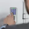 Fingerprint- und RFID-Codeschloss QOLTEC 52447 mit IP68-Schutz