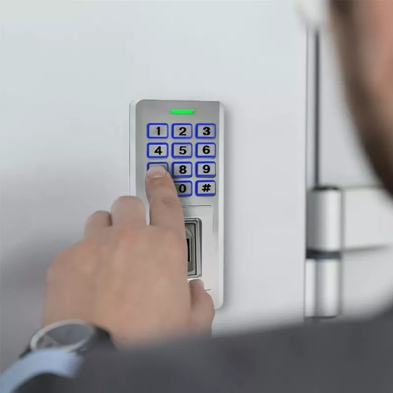 Fingerprint- und RFID-Codeschloss QOLTEC 52447 mit IP68-Schutz