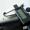 iFixit Digitaler Messschieber mit blauem LCD-Display