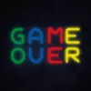 Neon-Schild MANTA SNL102MT — beleuchtete Wanddekoration im „Game Over“-Stil, steckbares LED-Neoneffekt