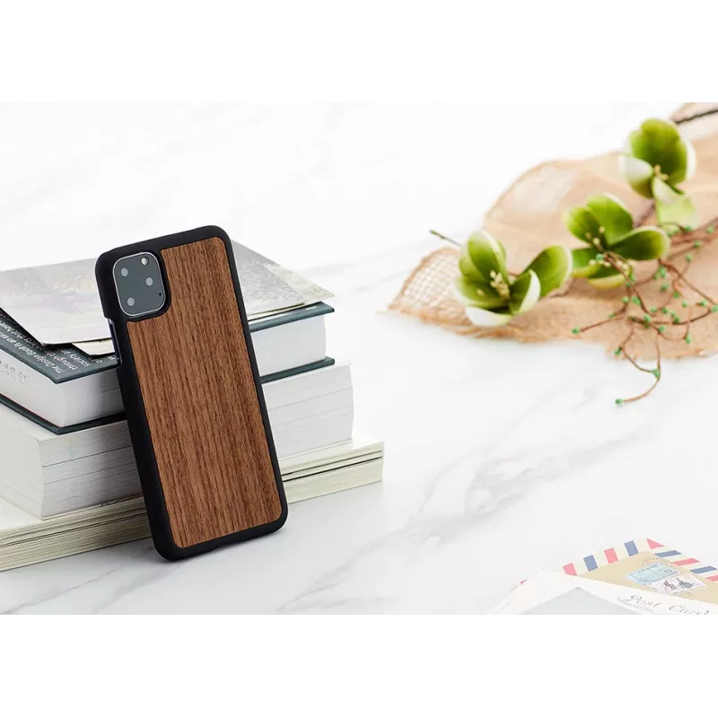 Smartphone-Hülle man and wood für iPhone 11 Pro Max — schwarze Walnuss, Holzrückseite, Schutzrahmen