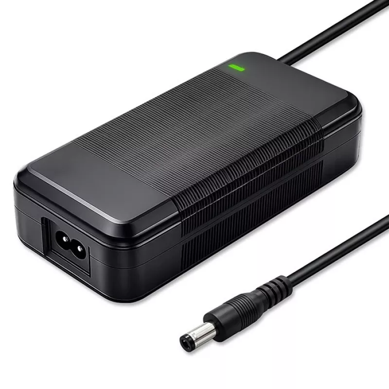 Ladegerät QOLTEC 36V–42V 4A für E-Bike, DC-Stecker 5,5×2,1 mm