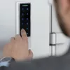 Qoltec 52448 Codeschloss TITAN mit Fingerabdruckleser | RFID | BT 4.0 |Code | Karte | Schlüsselanhänger | Türklingel| IP68 | EM