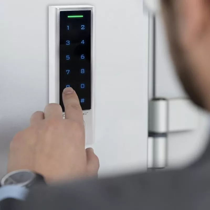 Qoltec 52448 Codeschloss TITAN mit Fingerabdruckleser | RFID | BT 4.0 |Code | Karte | Schlüsselanhänger | Türklingel| IP68 | EM
