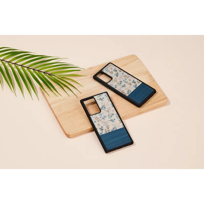 Handyhülle Man and Wood Galaxy Note 20 — blaue Blume auf Schwarz