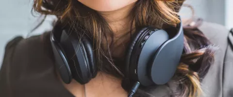 Büro-Headsets im Vergleich: Kabelgebunden vs. kabellos und Noise Cancelling, das bei Anrufen wirklich hilft