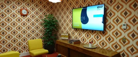 Besprechungsraum-Bildschirme: Beamer oder Großformat-Display?