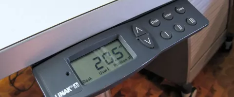 Ergonomischer Schreibtisch: Monitorhöhe, Arme und Haltung richtig einstellen