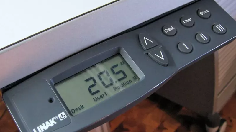 Ergonomischer Schreibtisch: Monitorhöhe, Arme und Haltung richtig einstellen